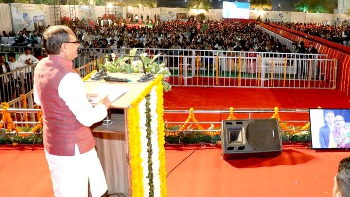 प्रवासी भारतीय सम्मेलन और ग्लोबल इन्वेस्टर्स समिट के सफल आयोजन से अभिभूत मुख्यमंत्री श्री चौहान ने कहा कि इंदौर बन गया है ग्लोबल सिटी